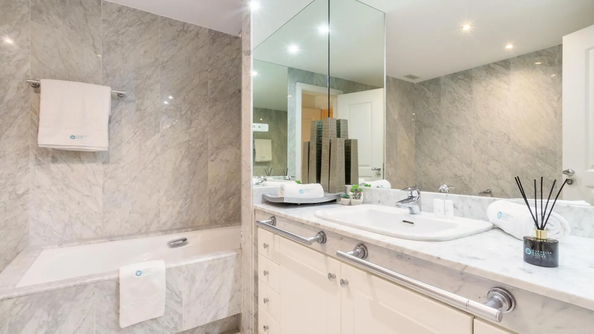 Marbella Banus Suites - Playas Del Duque Luxury Apartment